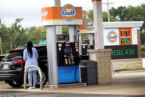  Shell in Bensenville, IL. Carries Regular, Midgrade, Premium, Diesel. Has Offers Cash Discount, Propane, C-Store, Restrooms, Air Pump, ATM. Check current gas prices ... 